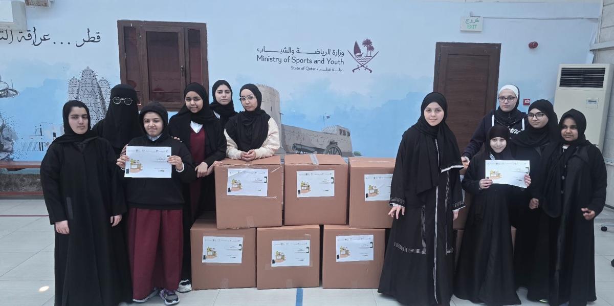 لقطة تذكارية لمجموعه من منتسبات نادي بست باديز بمدرسة الأقصى الاعدادية لدى مشاركتهن في فعالية صندوق الخير 