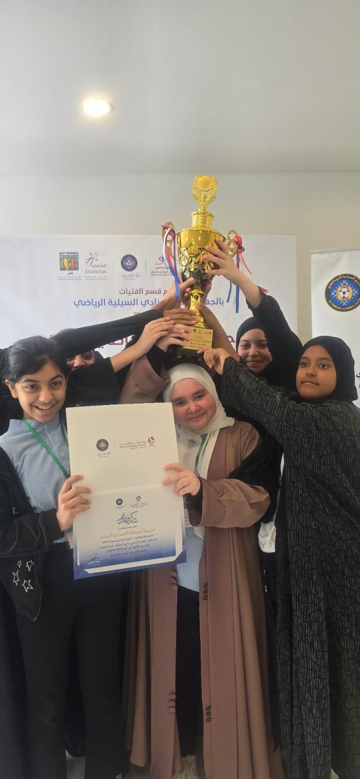 لقطة تذكارية لمنتسبات نادي بست باديز بمدرسة غرناطة الاعدادية في ختام مشاركتهن في فعاليات اليوم الرياضي للدولة بالشراكه مع نادي السيلية الرياضي