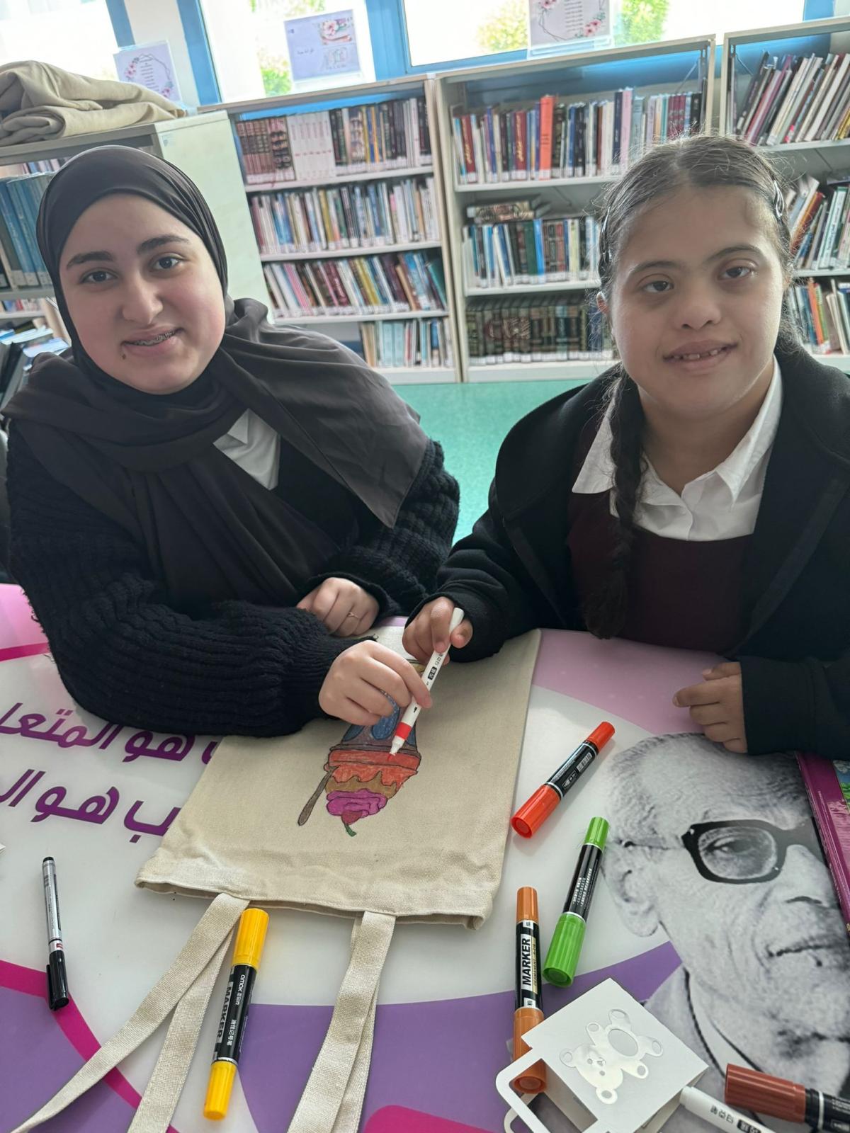 لقطة تذكارية لمشاركة صديقتين من منتسبات نادي بست باديز في أعمال الورشة الفنية 