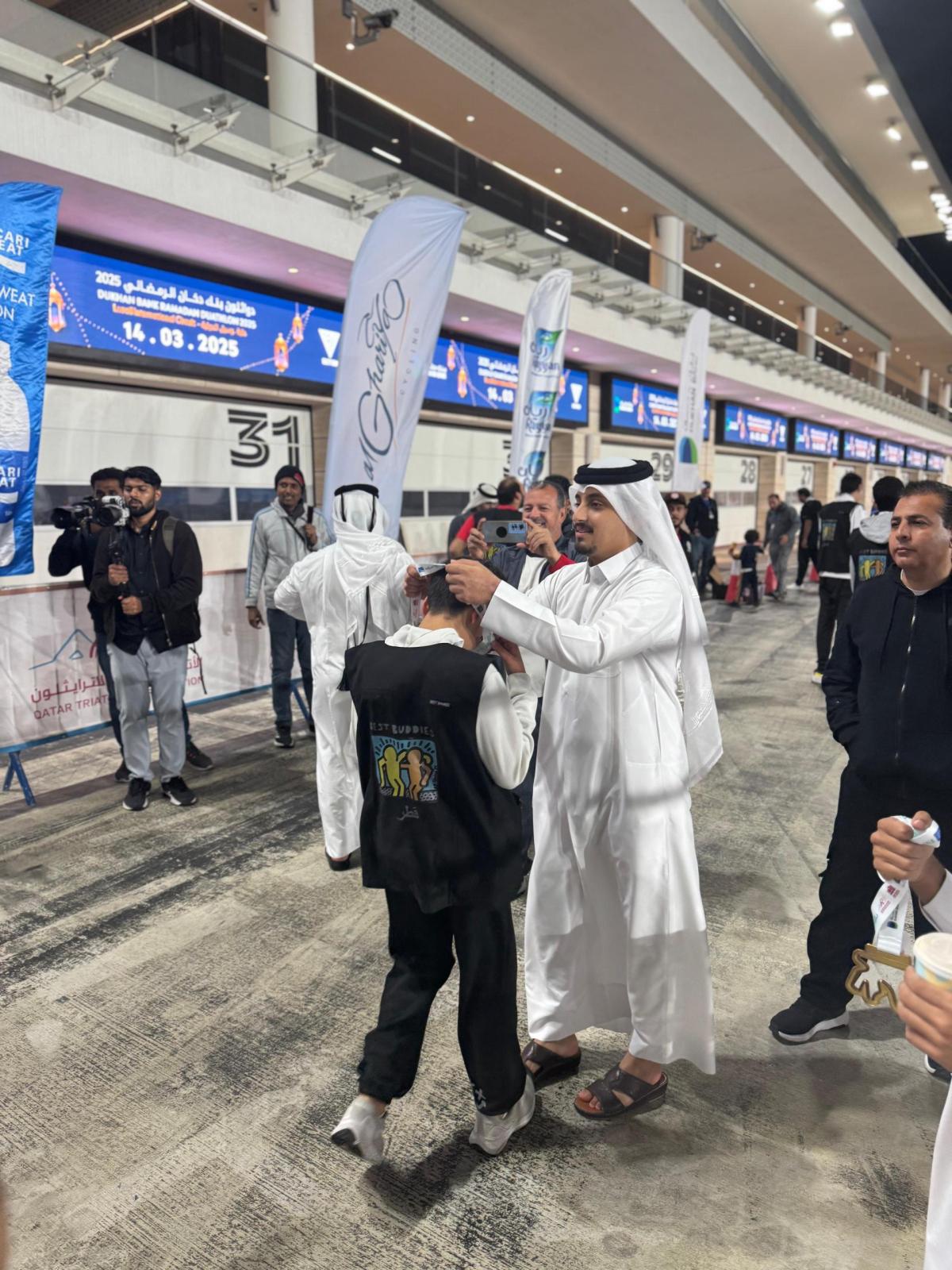 لقطة تذكارية لتكريم أحد المنتسبين بعد فوزه في المسابقة 