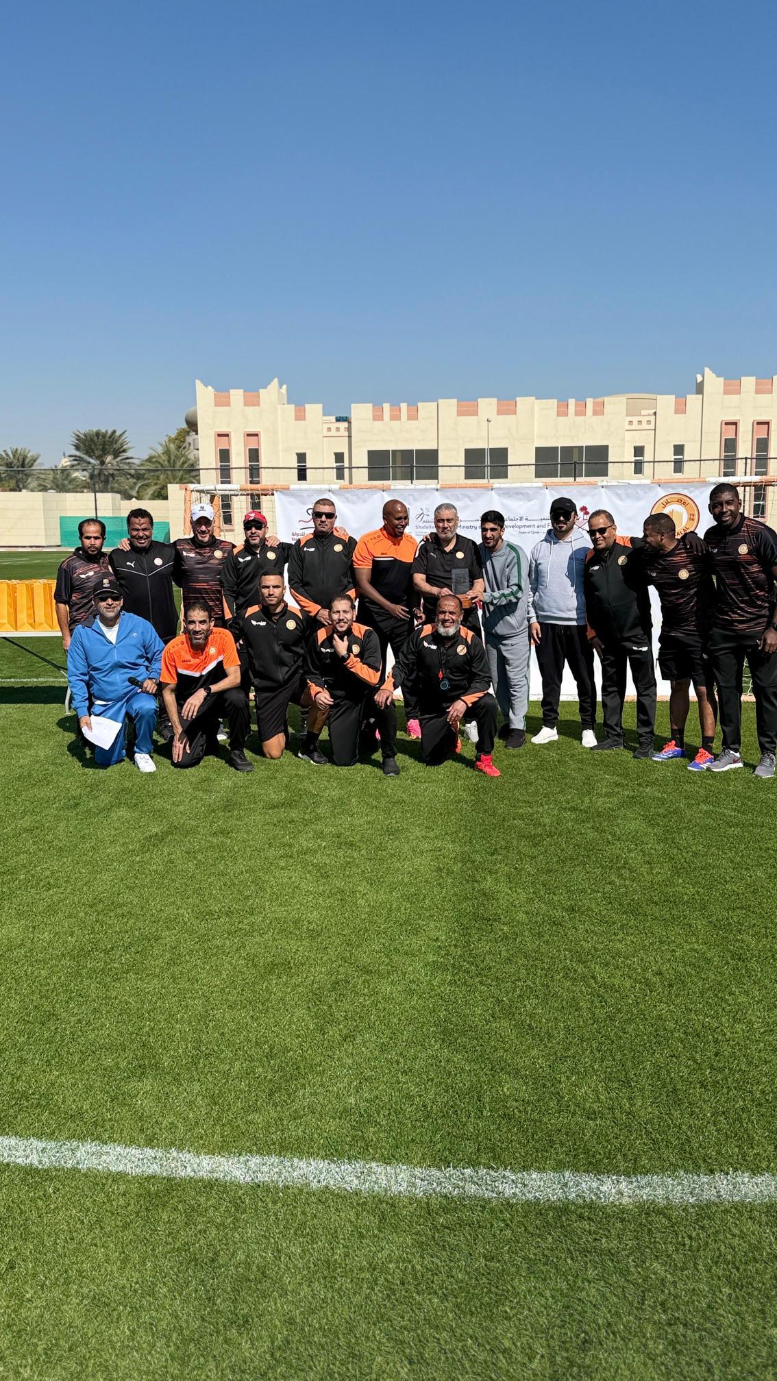 لقطة جماعية لمجموعه من منتسبي برنامج بست باديز قطر في فعاليات اليوم الرياضي بنادي أم صلال 
