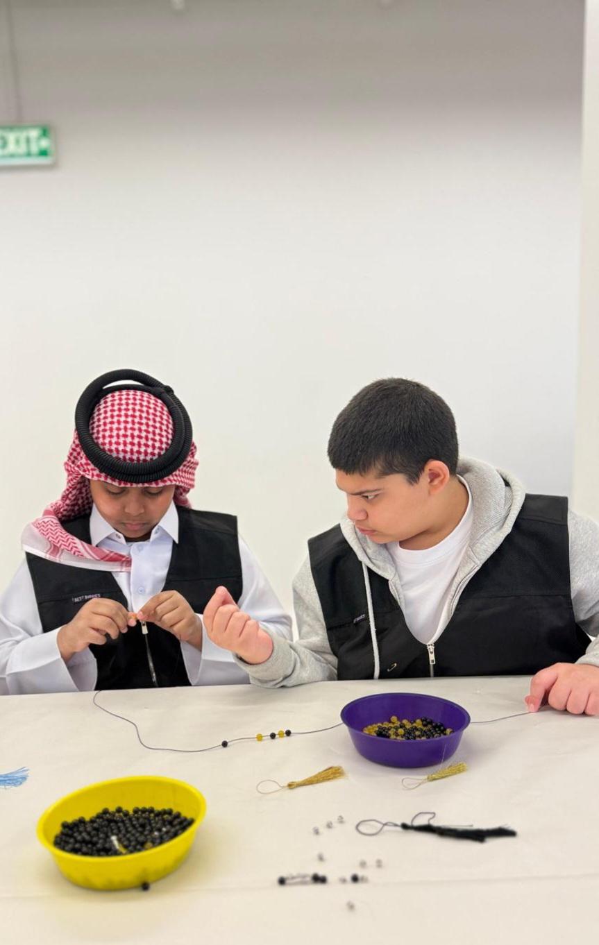 لقطة تذكارية لصديقين من منتسبي برنامج المرحلة الإعدادية لدى مشاركتهما في الفعالية 