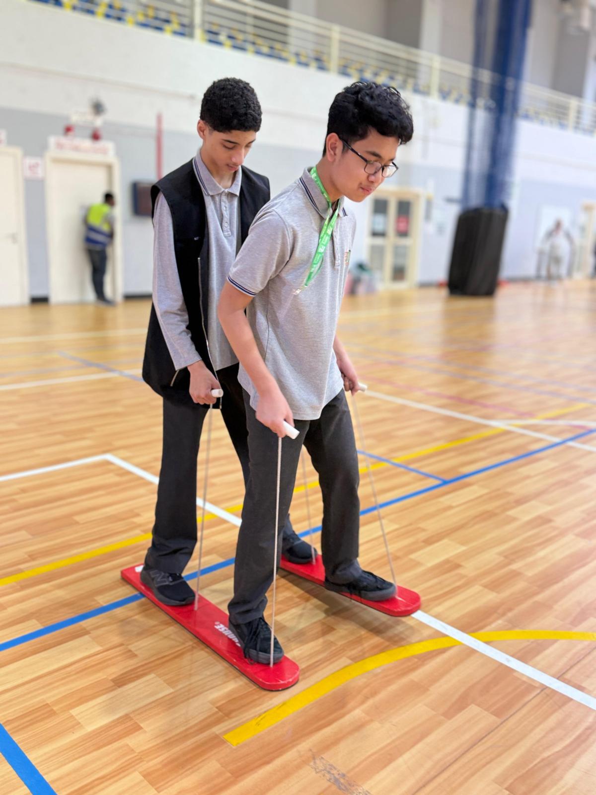 لقطة عفوية لمنتسب من طلاب قسم الدعم الاضافي مع صديقه المتطوع من طلاب المدرسة 