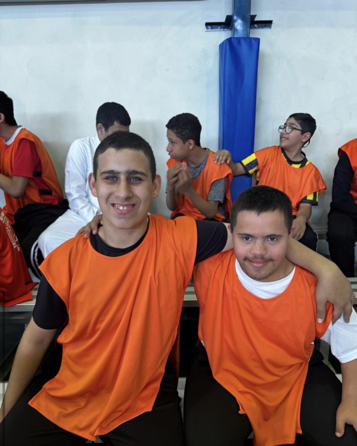 لقطة تذكارية لاثنين من المنتسبين خلال فعاليات المهرجان 