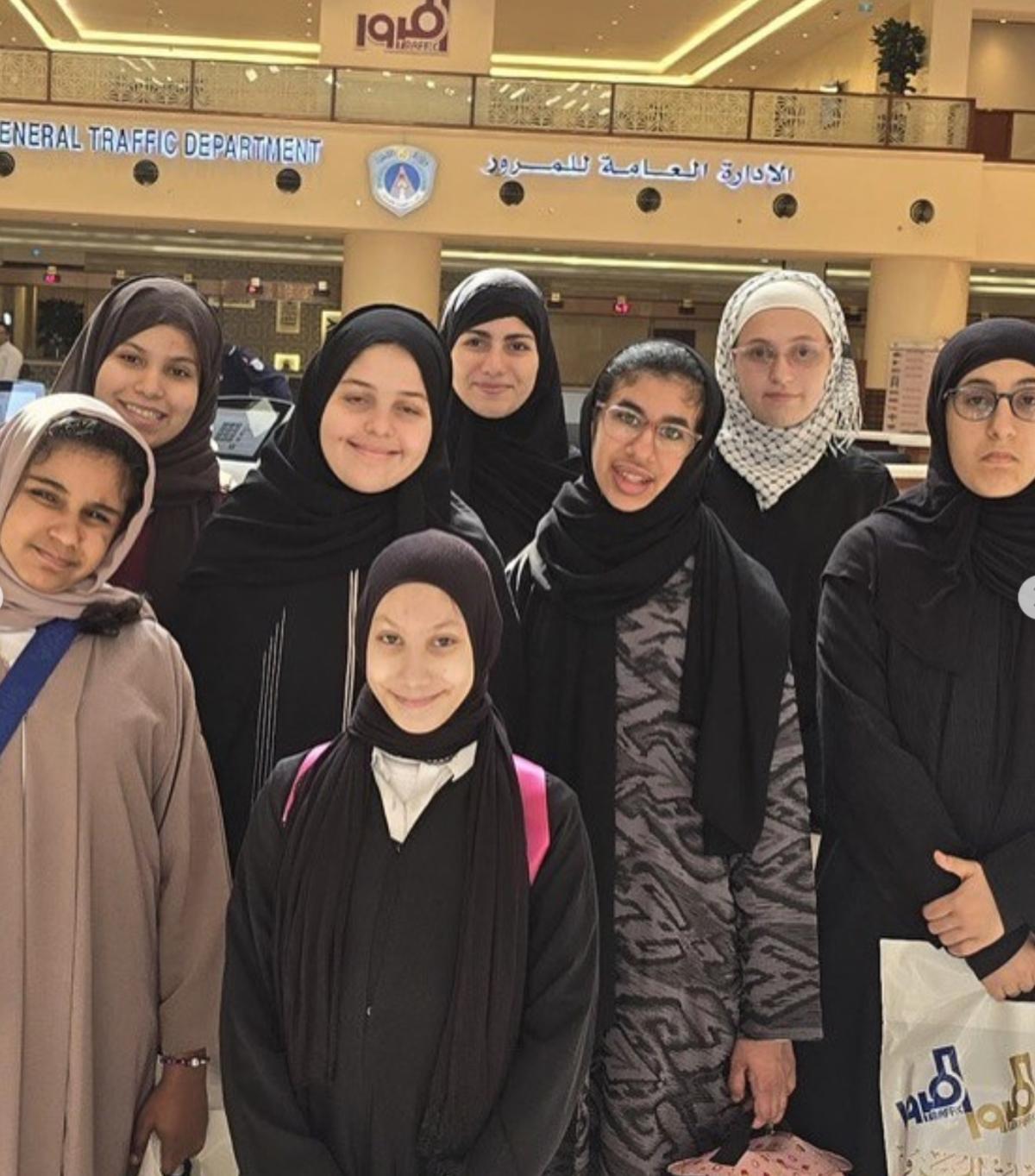 صديقات ضمن زيارة لمقر المرور